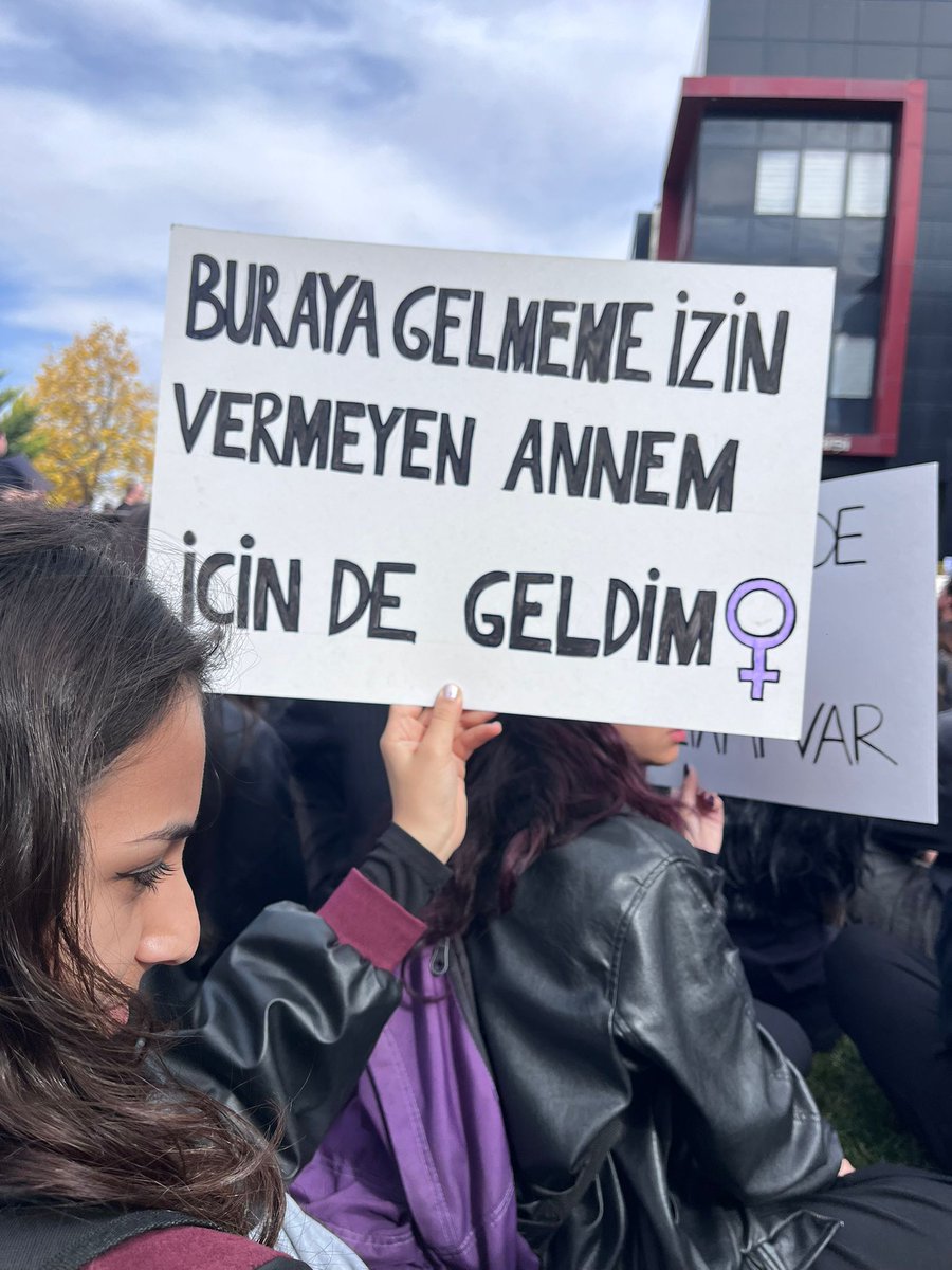 #MelihaKeskin için Erciyes Üniversitesi öğrencileri rektörlüğe yürüdü. Rektör istifa sloganları atılıyor! 

#kayseri̇ #erciyesüniversitesi #MelihaKeskin #rektöristifa