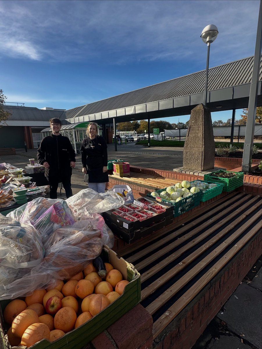 NitelightC's tweet image. Free stall outside of our Southbank hub today, lots of food free to take 😊❤️
#communitysupport #helpingothers #BasicEssentials