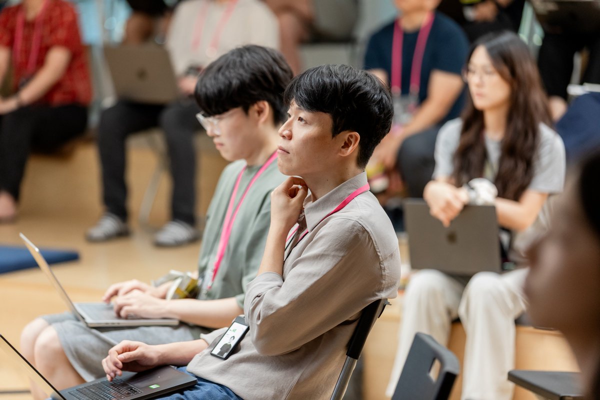 LINE Developers tweet media