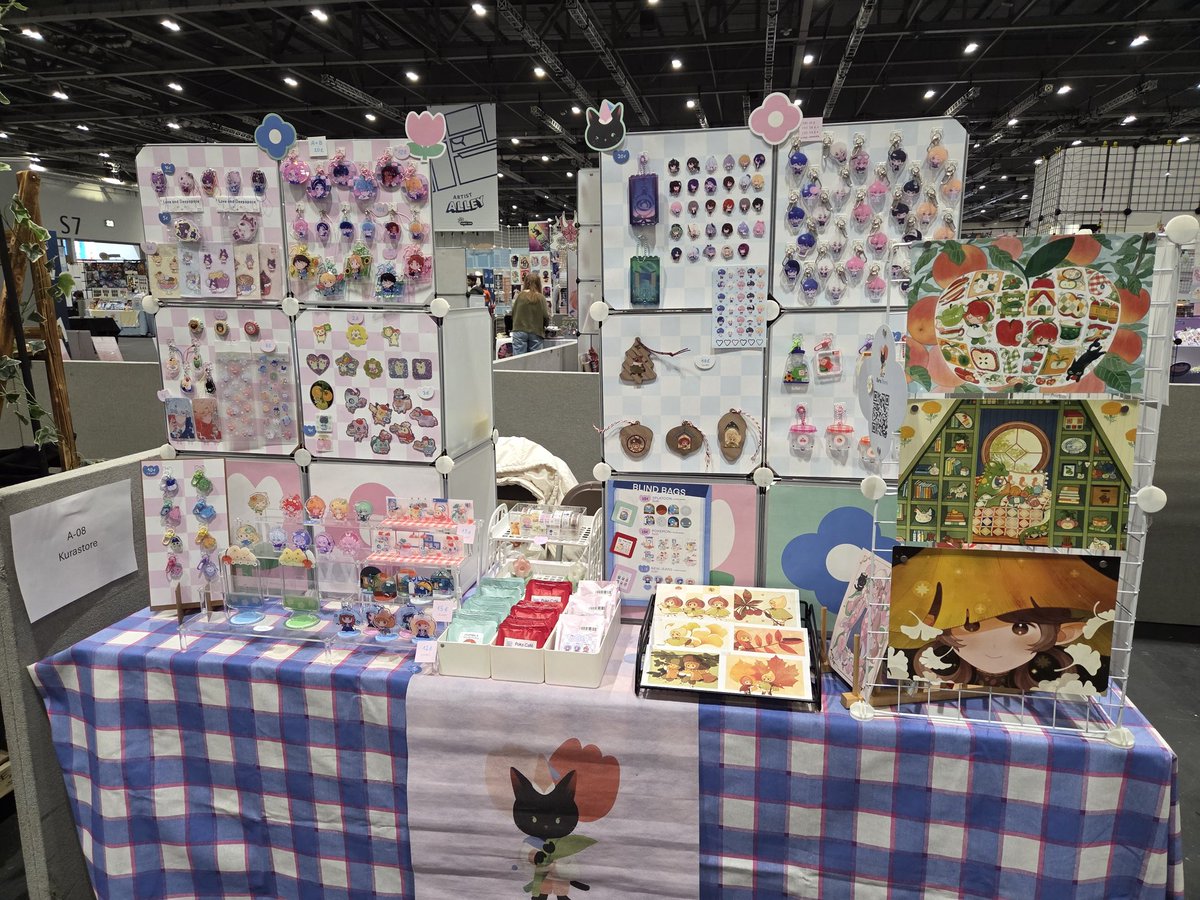 First day of MCM London! I do not have any change so I'll really appreciate if you guys can help me with that, thank you 😭💛💦