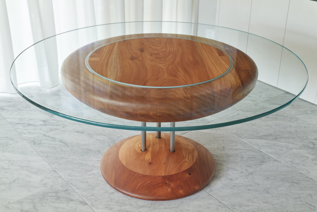 halo table  
h chairに合わせてテーブルを設計させていただきました
天使の輪のような天板を携えたやわらかな形状

photo : yasuhiro takagi