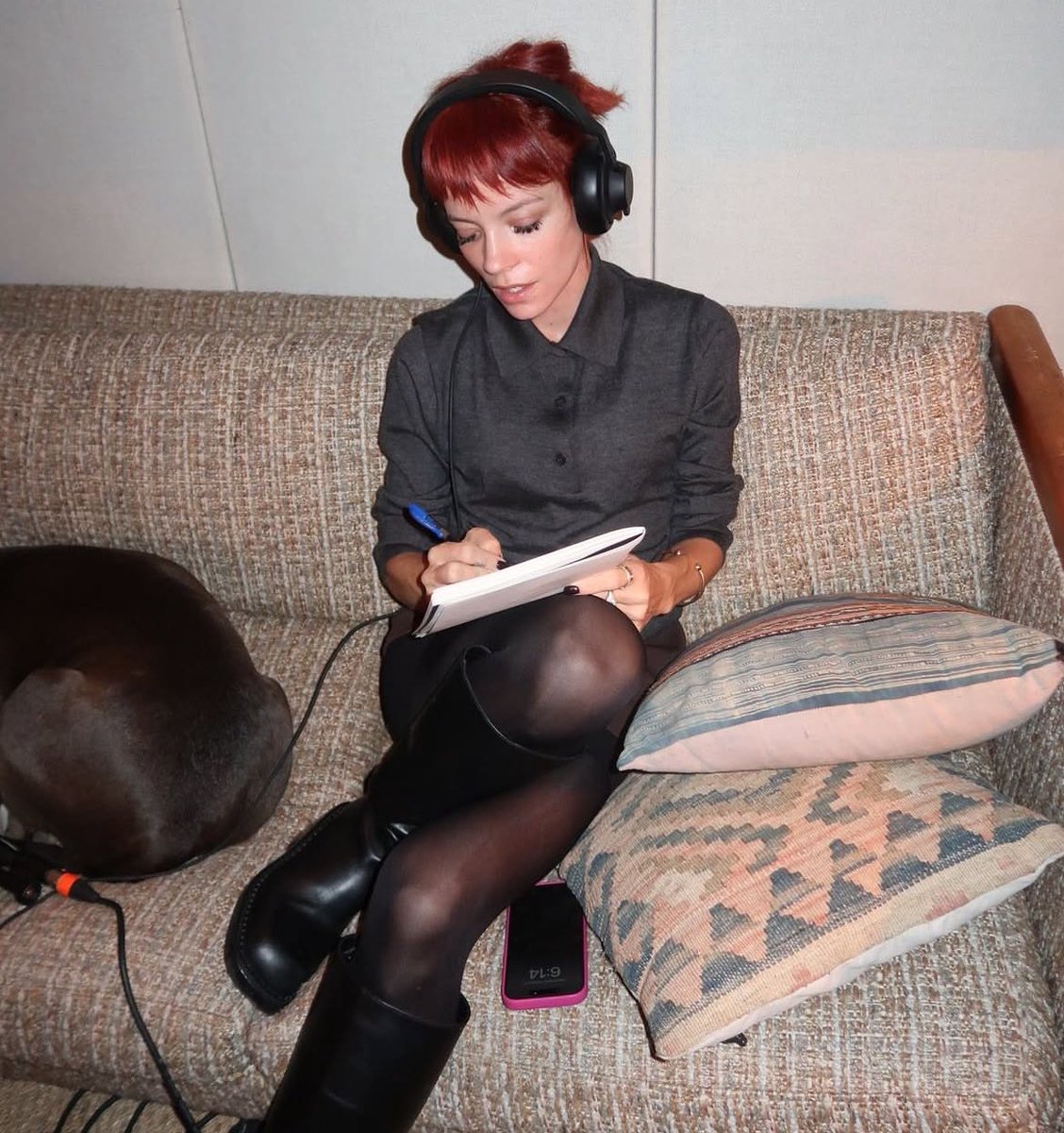 DecadeScrolling's tweet image. For Lily the end of the marriage &amp;amp; everything she went through broke her. Feeling s*icidal but needing to be better for her girls, Lily went to a treatment centre &amp;amp; started the long process of undoing years of emotional abuse. As part of her recovery, she wrote a brilliant album.