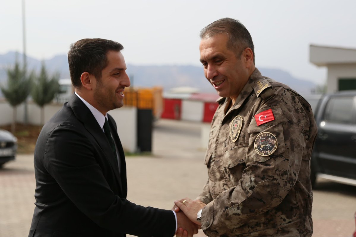 sirnakemniyet's tweet image. İl Emniyet Müdürümüz Sayın Volkan SAZAK, 112 Acil Çağrı Merkezi Müdürü Sayın Erhan TATAR&apos;a makamında iade-i ziyarette bulundu.
Gösterdikleri nazik misafirperverlik için şükranlarımızı sunarız.