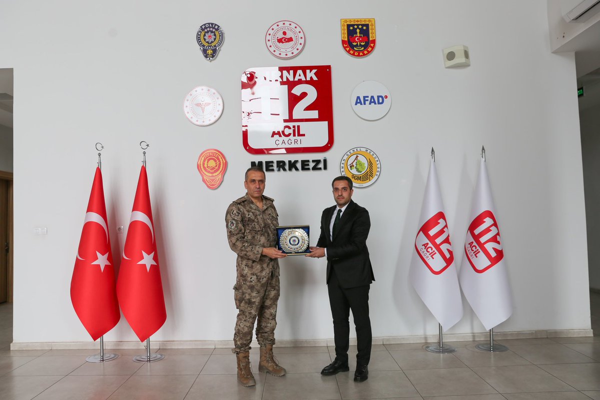 sirnakemniyet's tweet image. İl Emniyet Müdürümüz Sayın Volkan SAZAK, 112 Acil Çağrı Merkezi Müdürü Sayın Erhan TATAR&apos;a makamında iade-i ziyarette bulundu.
Gösterdikleri nazik misafirperverlik için şükranlarımızı sunarız.