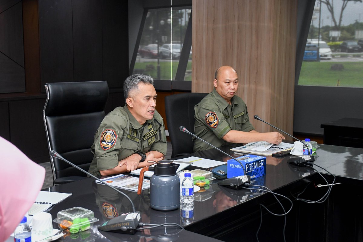 akpsklia's tweet image. Pada 23 Oktober 2025, Ketua Pengarah AKPS, YDH CP Dato’ Sri Mohd Shuhaily bin Mohd Zain, mengadakan sidang media di KLIA mengenai kesiapsiagaan pegawai sempena Persidangan ASEAN serta meninjau operasi di lapangan bagi memastikan penyelarasan dan kawalan sempadan berjalan lancar.