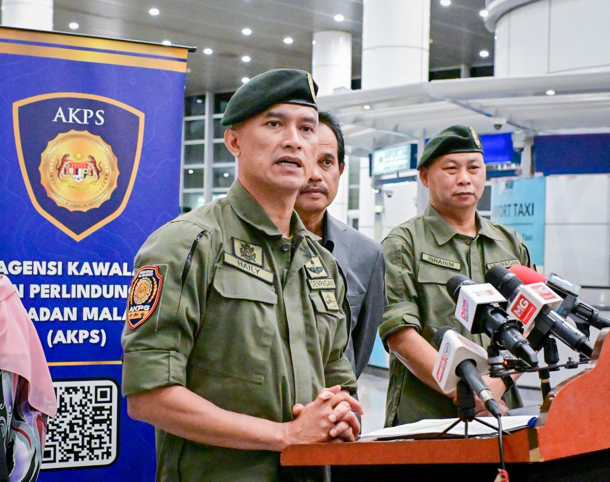 akpsklia's tweet image. Pada 23 Oktober 2025, Ketua Pengarah AKPS, YDH CP Dato’ Sri Mohd Shuhaily bin Mohd Zain, mengadakan sidang media di KLIA mengenai kesiapsiagaan pegawai sempena Persidangan ASEAN serta meninjau operasi di lapangan bagi memastikan penyelarasan dan kawalan sempadan berjalan lancar.
