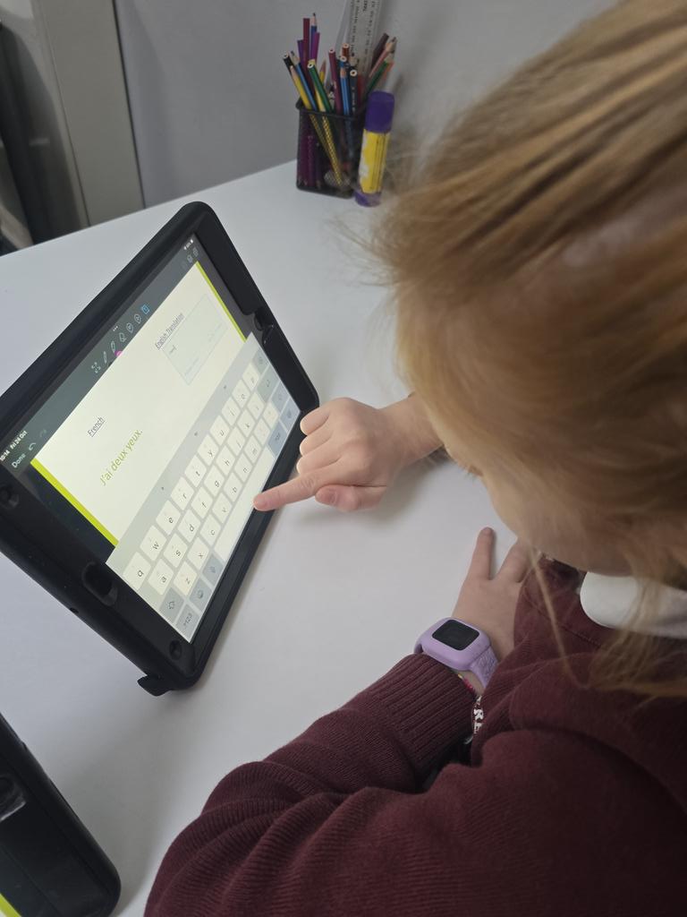 Nunsmere are writing sentences in #French to describe body parts.