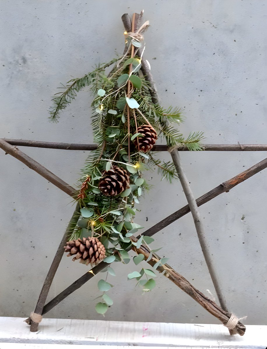 On Saturday 1st  November, join Family Art Club in making 
Winter Star Wreaths!
This session is free with a suggested donation of £5
Booking is recommended via our websitehttps://thehorsebridge.org.uk/kids/family-art-club
