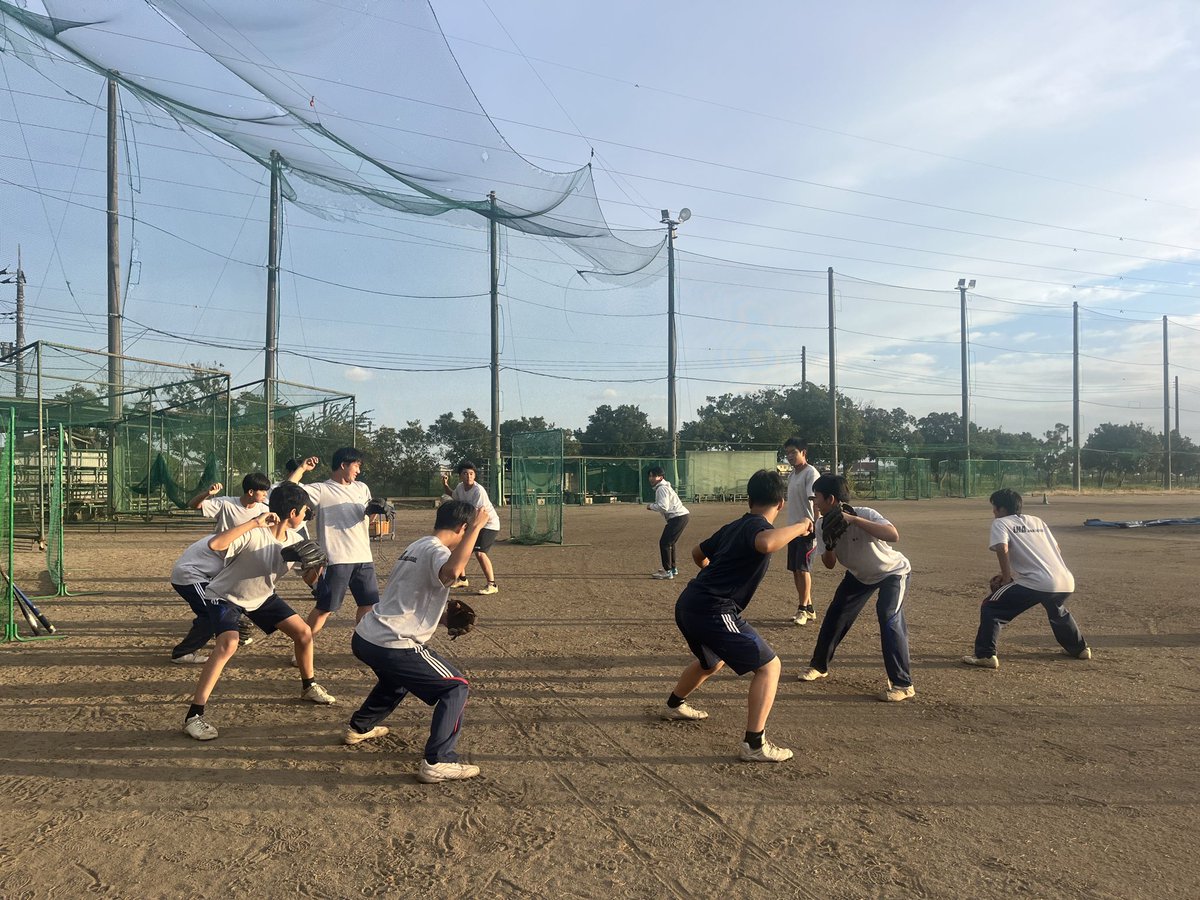 伊奈高校では中学生一日体験入部に向け、練習の合間に着々と準備を進めています！1年生中心に練習メニュー案を出し、2年生が時間設定など実施のアドバイスをしています！また明日から始まるリーグ戦では相手を尊重しつつ勝利のため全力を尽くし、スポーツマンシップを実践する場にしていきます！
