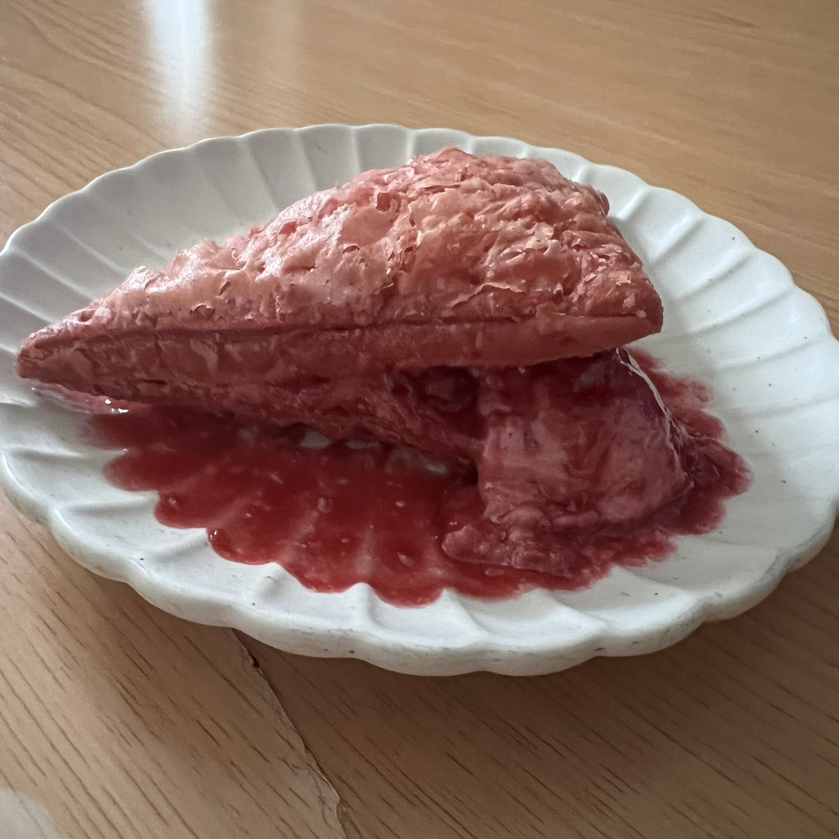 merisa_night's tweet photo. 三角チョコパイをレンチンしたら、おぞましいモンスターみたいになったwww

#いちごミルク味 https://t.co/RLnD7k2Jz2