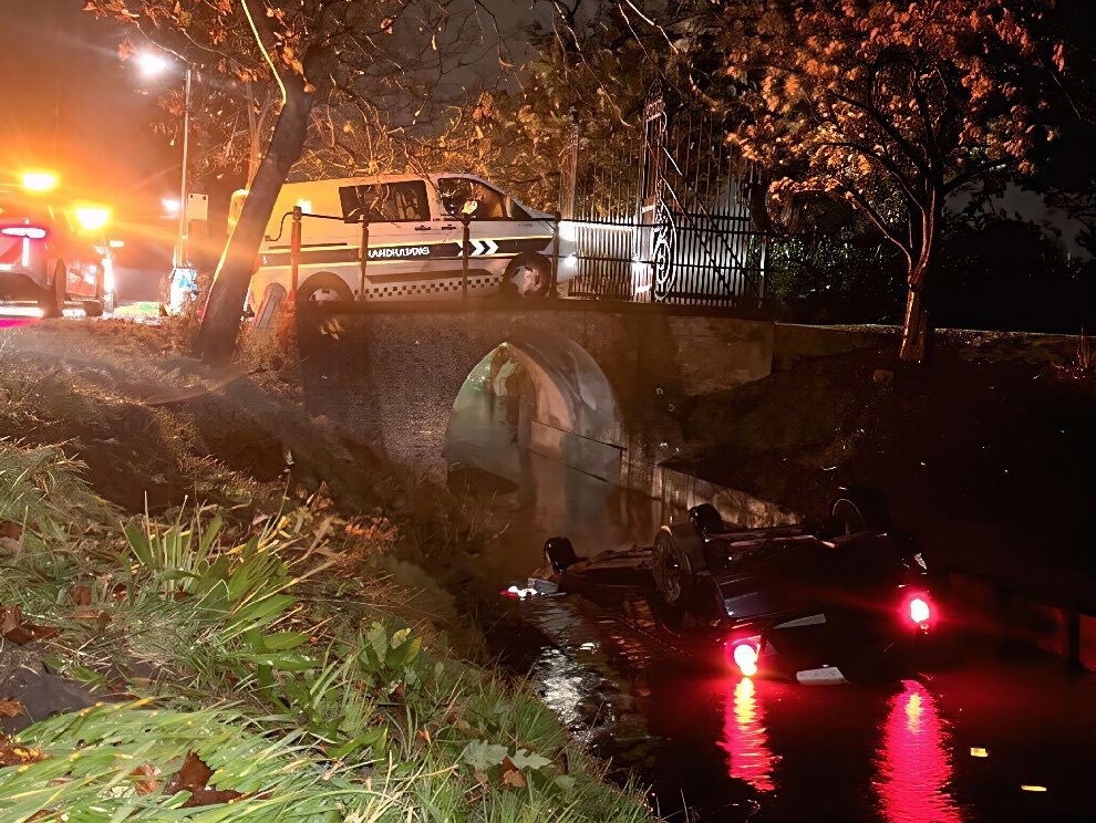 Auto op z’n kop in sloot in Beemster