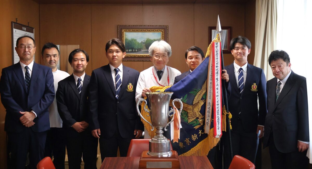 東京新大学野球連盟秋季リーグで優勝した杏林大学硬式野球部は10月23日、松田剛明理事長、渡邊卓学長にリーグ戦の報告をしました。

リーグの振り返りと関東大会の意気込み（内藤部長、溝口監督、選手）はこちら：
kyorin-u.ac.jp/univ/news/2719/