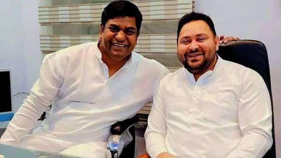 zromit's tweet photo. CM and DyCM face. 
मैं अगड़े पिछड़े की बात नहीं करूंगा। बस, मुझे ये लगता है बिहार में पढ़े लिखे, आदर्श राजनीति की सोच रखने वाले लोग शायद ही कभी सरकार में आ पाएंगे। जात पात, पार्टी प्रेम, परिवारवाद के बीच जनता ठगी जाती है।
#BiharPolitics #BiharElection2025 #tejasvi #MukeshSahani https://t.co/H8dueVQrpr