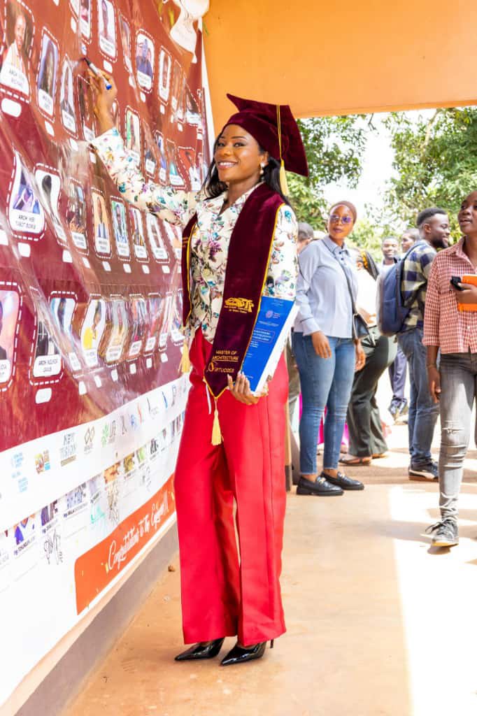 Soutenance de l’étudiante Biolog Lea Natacha Laure, filière Architecture de l’ENSTP vendredi 17 octobre 2025. 

Thème : Architecture durable pour des logements autonomes et intelligents : Conception d’une shift house à Mfou dans la région du Centre Cameroun 

Mention : Très Bien