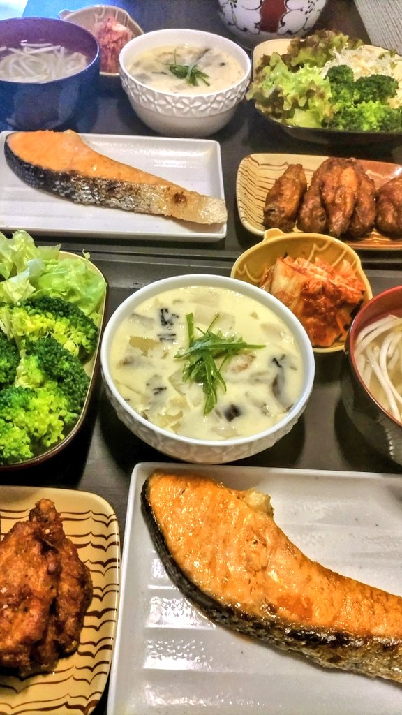 ayuayuhi's tweet image. 🌿お食事🌿
サニーレタスとブロッコリーサラダ
もやしお味噌汁
自家製キムチ
チキチキボーン
厚切り鮭焼き
たっぷり具材茶碗蒸しです。
#おうちごはん𓎩𓌉𓇋 
＃自炊記録
＃料理記録
#晩ごはん
#お腹ペコリン部 
#料理好きな人と繫がりたい