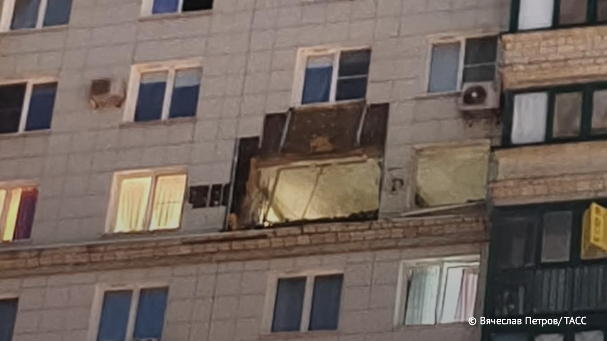 Взрыв произошел в одном из домов города Красногорска в Московской области из-за атаки БПЛА. По последним данным, пострадали пятеро человек, включая одного ребенка. ТАСС собрал основное о происшествии:
vk.cc/cQD4AU