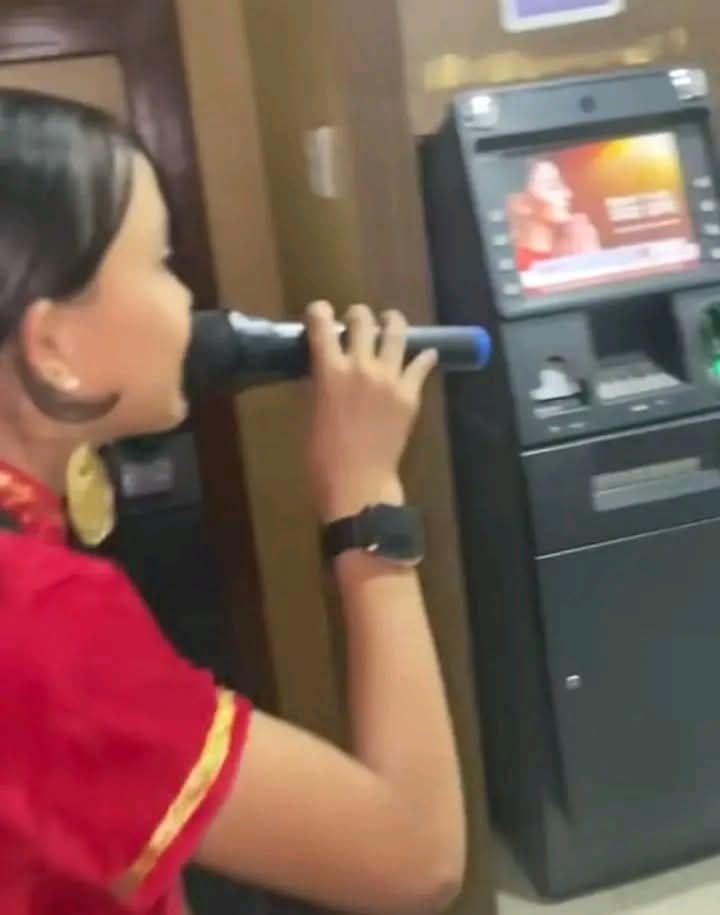 सक्छ त कसैले : झापाको Gen Z समूह Atm machine अघि भैलो खेल्दा atm guard ले रामधुलाई हनेर पठाएका छन😯