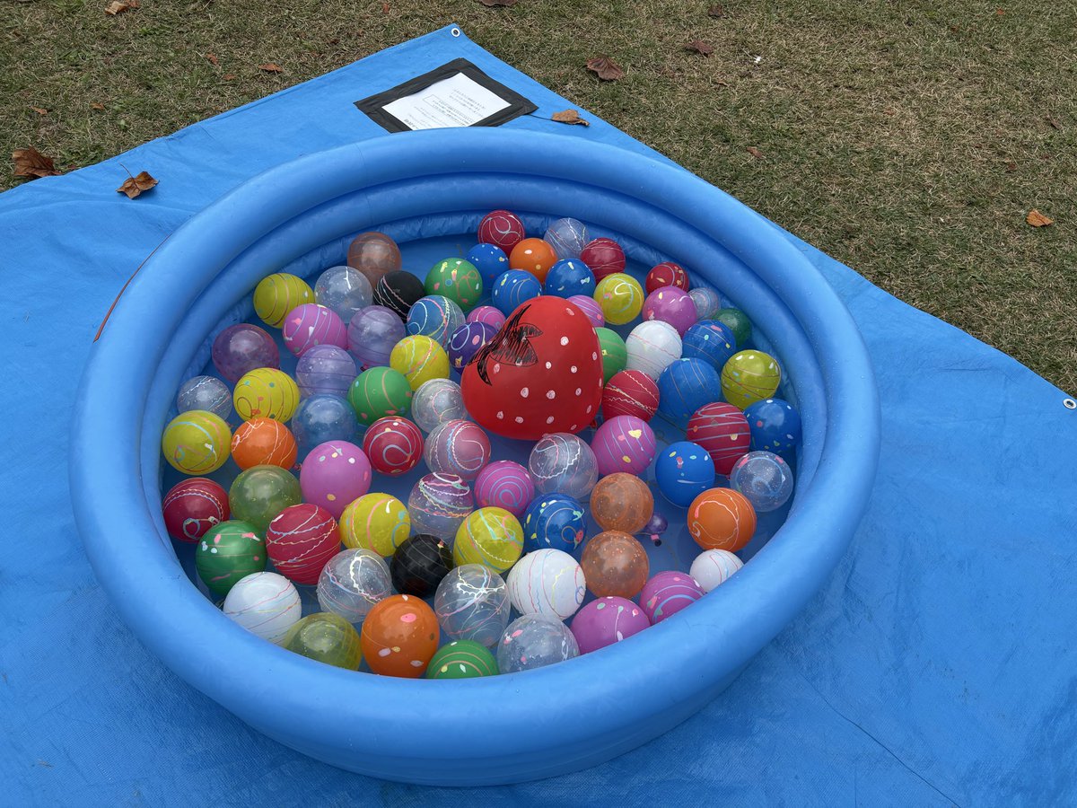 kuas_wind's tweet photo. こんにちは♪京都先端科学大学吹奏楽部です。いよいよ明日から龍尾祭があります。私たち吹奏楽部では1日目は模擬店ヨーヨー釣りの出店、2日目はステージ演奏があります。ぜひ来てくださいね。#京都先端科学大学　#吹奏楽部　#龍尾祭 https://t.co/xsfsKvkloK