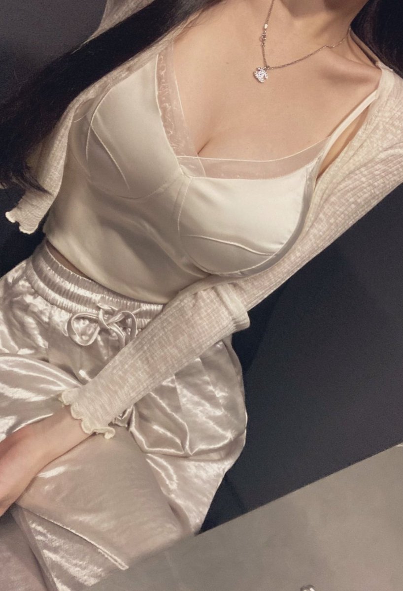 刚才过关被关小黑屋。叔叔搜我身，搜了个寂寞，便宜他了 哼