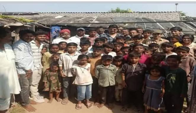रघुराज प्रताप सिंह उर्फ राजा भैया पिछले आठ सालों से जोधपुर में रह रहे पाकिस्तानी हिन्दू शरणार्थियों की मदद कर रहे हैं।

राजा भैया ने पूछा दीपावली मनाने का कितना खर्च आएगा उन्होंने जो रकम बताई उसका चार गुना ज्यादा पैसा तत्काल शरणार्थियों को दे दिया।

CAA लागू होने के बावजूद भी अभी
