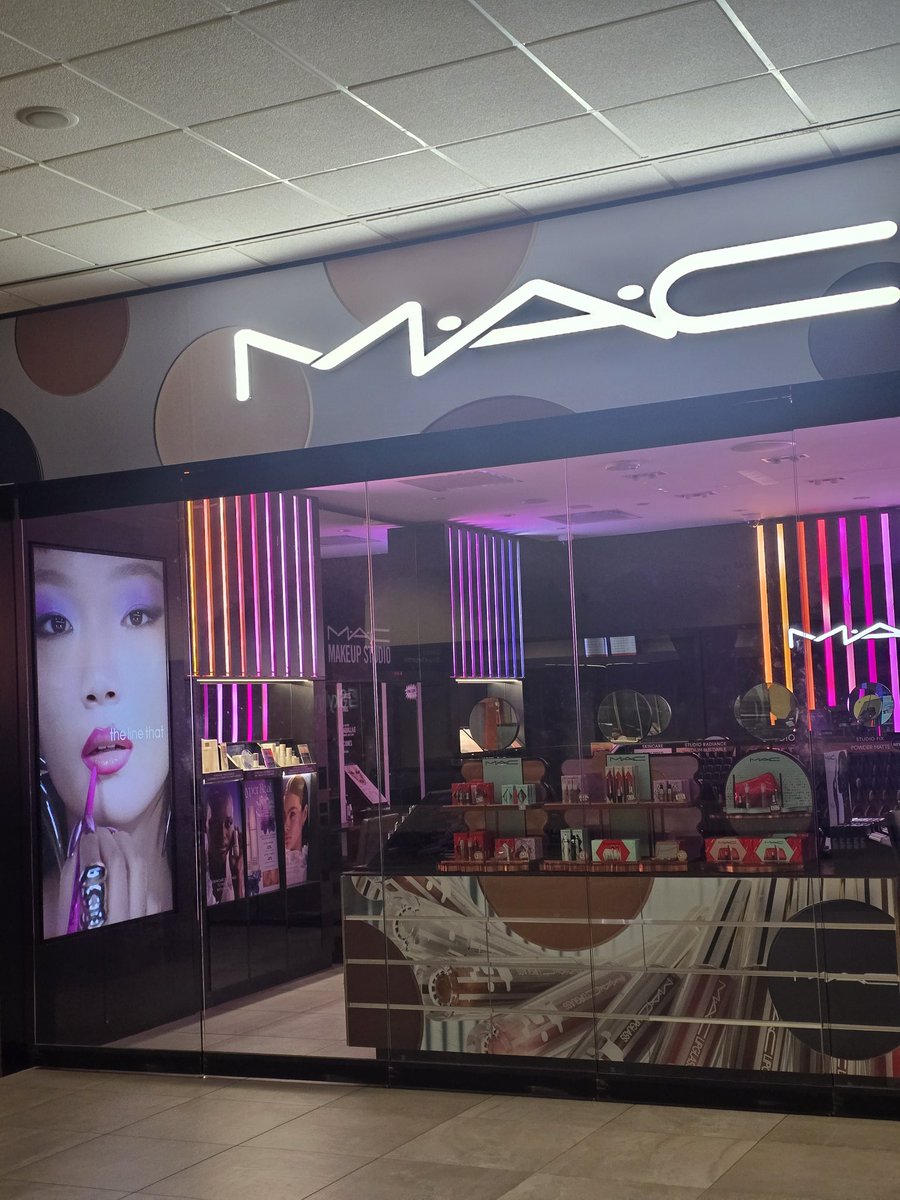 Pt 2
And to add insult to injury, the <a href="/MACcosmetics/">M•A•C Cosmetics</a> store is closed 😭