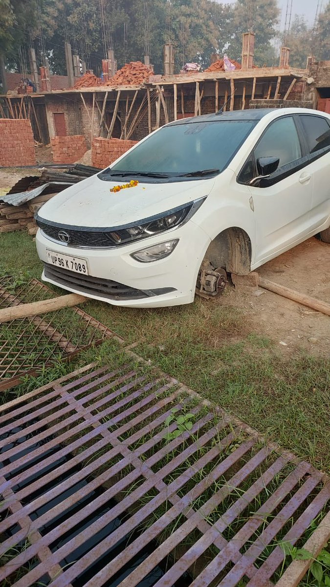 कौशाम्बी।पश्चिमशरीरा थाना के स्थानीय कस्बे मे बीती रात चोरों ने कार का व्हील रिम सहित पहिया खोल कर चोरी कर ले गये। चोरों ने नवागत थानाध्यक्ष को सलामी देकर अपना इरादा बता दिया।थाना से चंद कदम पर राजेन्द्र केशरवानी के घर के बारह खडी थी कार  <a href="/Uppolice/">UP POLICE</a> <a href="/kaushambipolice/">KAUSHAMBI POLICE</a> <a href="/igrangealld/">IG Range Prayagraj</a>