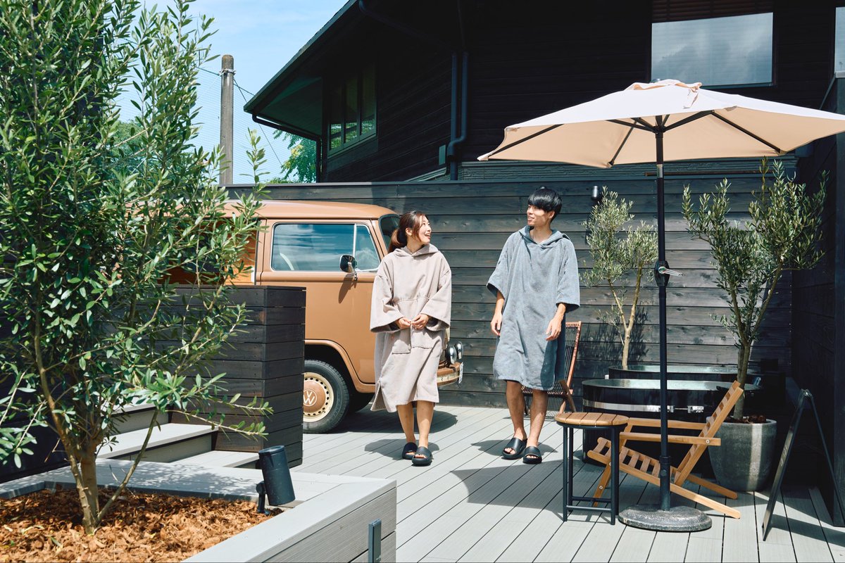 Toki_COMORIVER's tweet image. パブリックサウナエリアmoku💨

薪火の熱や木の温かさを感じながら、
もくもくとした煙を眺めながらゆったりと
みんなで楽しめるエリアです🔥
1人〜の利用や貸切での利用も可能🙌

寒くなってきたこの季節ならではの
サウナの心地よさをご堪能ください✨