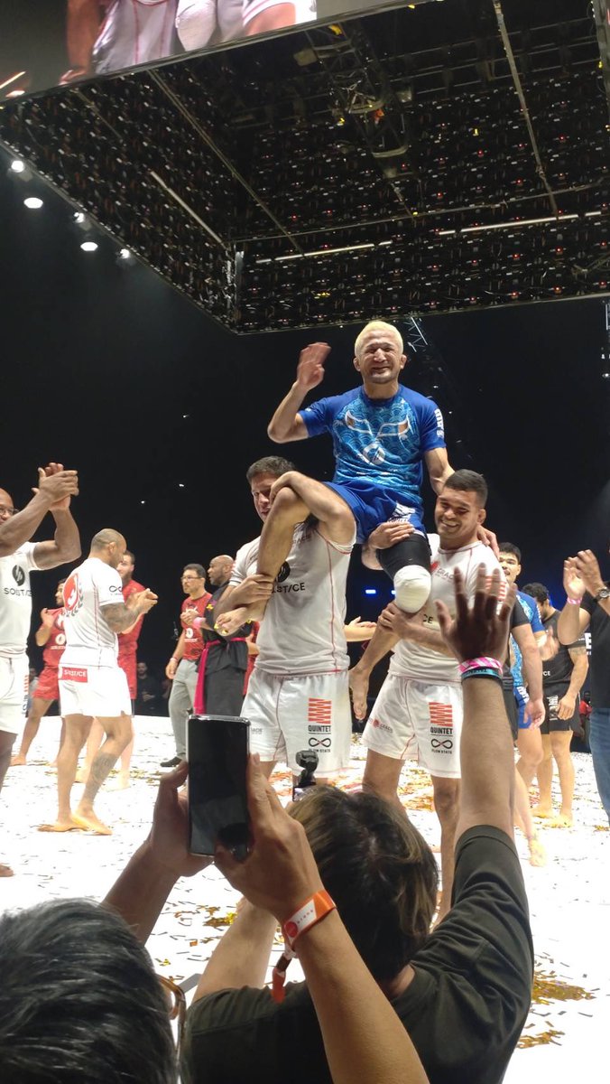 nakamurauzukido's tweet image. すいません…試合2回とも一本負け、決勝でまたタップせずケガをしたのですが、それが何故か賞賛されてグレイシーチームの選手に肩車されちゃいました…

タップせずケガするのは絶対にダメな事ですが…外国での試合で色々な国の選手や観客に何か感じてもらい、讃えて頂いたのはホント嬉しかったです。