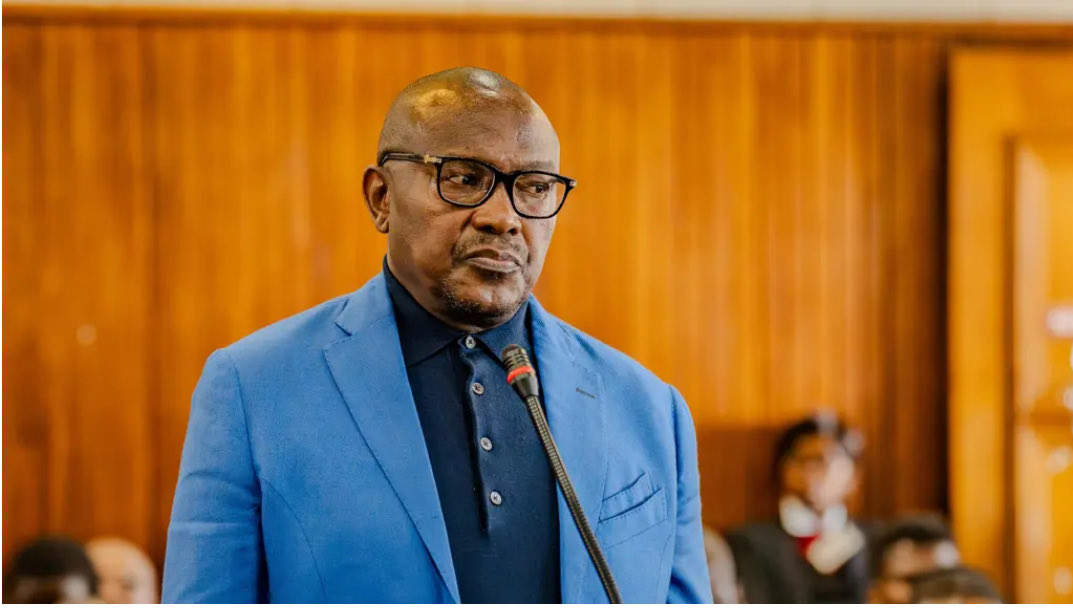 simphiwetwala53's tweet image. This is Brigadier Nkwashu who visited KT Molefe while in prison brought him clothese and food driving a private unregistered vehicle
@SAPoliceService @NPA_Prosecutes @PublicProtector please attend to this matter. Molefe is well connected criminals now it shows