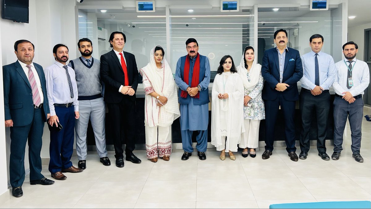 ShkhRasheed's tweet photo. راولپنڈی: شیخ رشید احمد کاروباری مرکز کا افتتاح کرتے ہوئے
#SheikhRasheed #SheikhRasheedAhmed
#Rawalpindi #NA56 https://t.co/b48YWaWswb