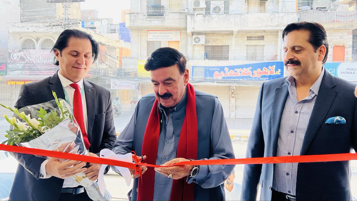 ShkhRasheed's tweet photo. راولپنڈی: شیخ رشید احمد کاروباری مرکز کا افتتاح کرتے ہوئے
#SheikhRasheed #SheikhRasheedAhmed
#Rawalpindi #NA56 https://t.co/b48YWaWswb