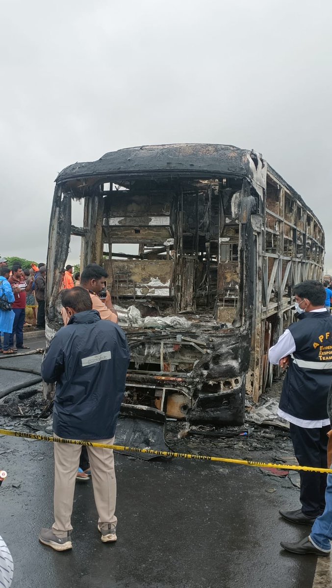Shasidt's tweet photo. Tragic Accident | A Kaveri Travels bus from Hyderabad to Bengaluru caught fire near Chinnatekur, Kurnool. Over 25 passengers lost their lives, and only 12 survived. Reports say a two-wheeler under the bus sparked the blaze.

#BusAccident #BhaiDooj #WorldPolioDay #NatureMotherhood https://t.co/k2vIx29OP0