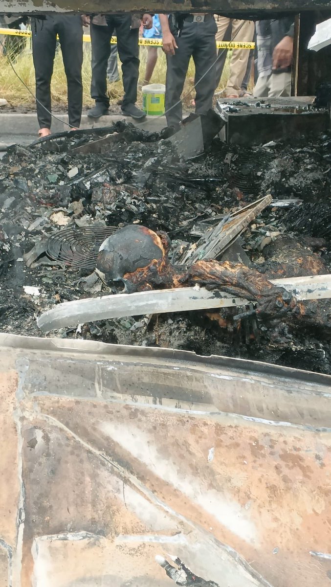 Shasidt's tweet photo. Tragic Accident | A Kaveri Travels bus from Hyderabad to Bengaluru caught fire near Chinnatekur, Kurnool. Over 25 passengers lost their lives, and only 12 survived. Reports say a two-wheeler under the bus sparked the blaze.

#BusAccident #BhaiDooj #WorldPolioDay #NatureMotherhood https://t.co/k2vIx29OP0