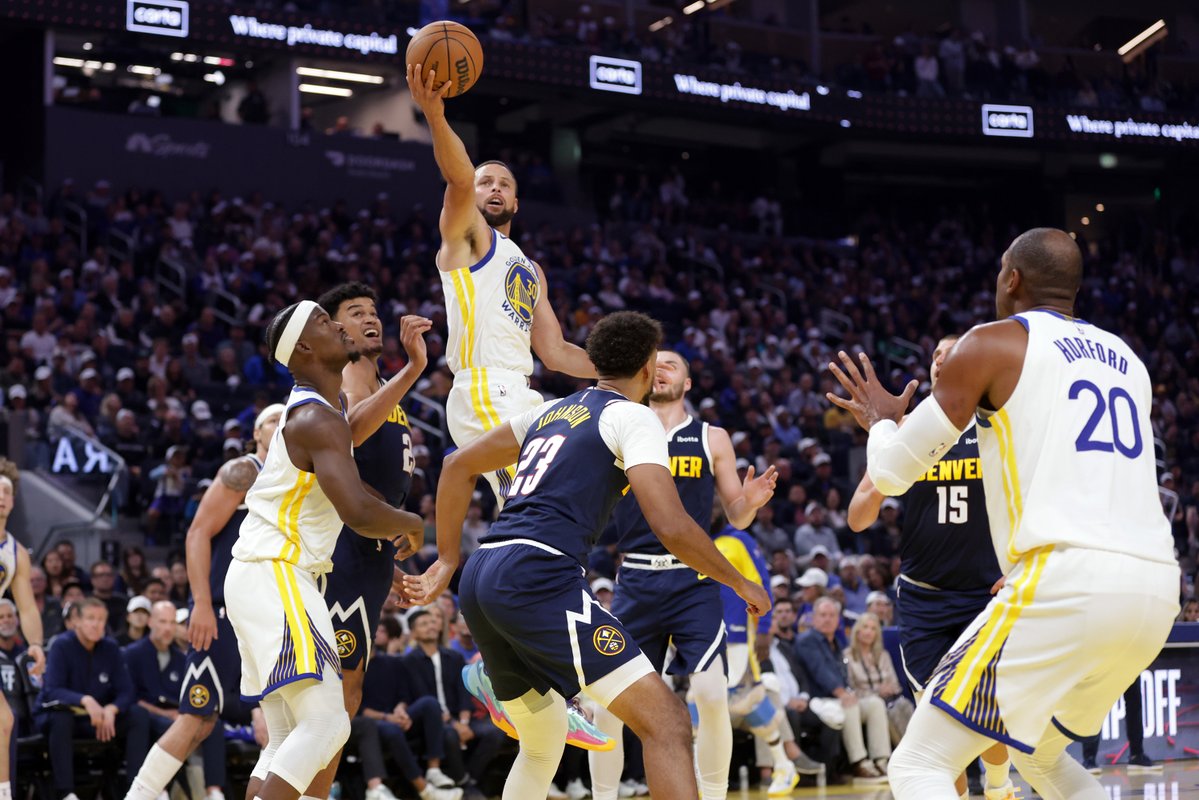 Steph Curry went off for 42 points as the Golden State Warriors stormed back in their home opener to beat the Denver Nuggets 137-131 despite Aaron Gordon scoring a career-high 50.

Read more → sfchronicle.com/sports/warrior…

📸: <a href="/ScottStrazzante/">Scott Strazzante</a> / S.F. Chronicle