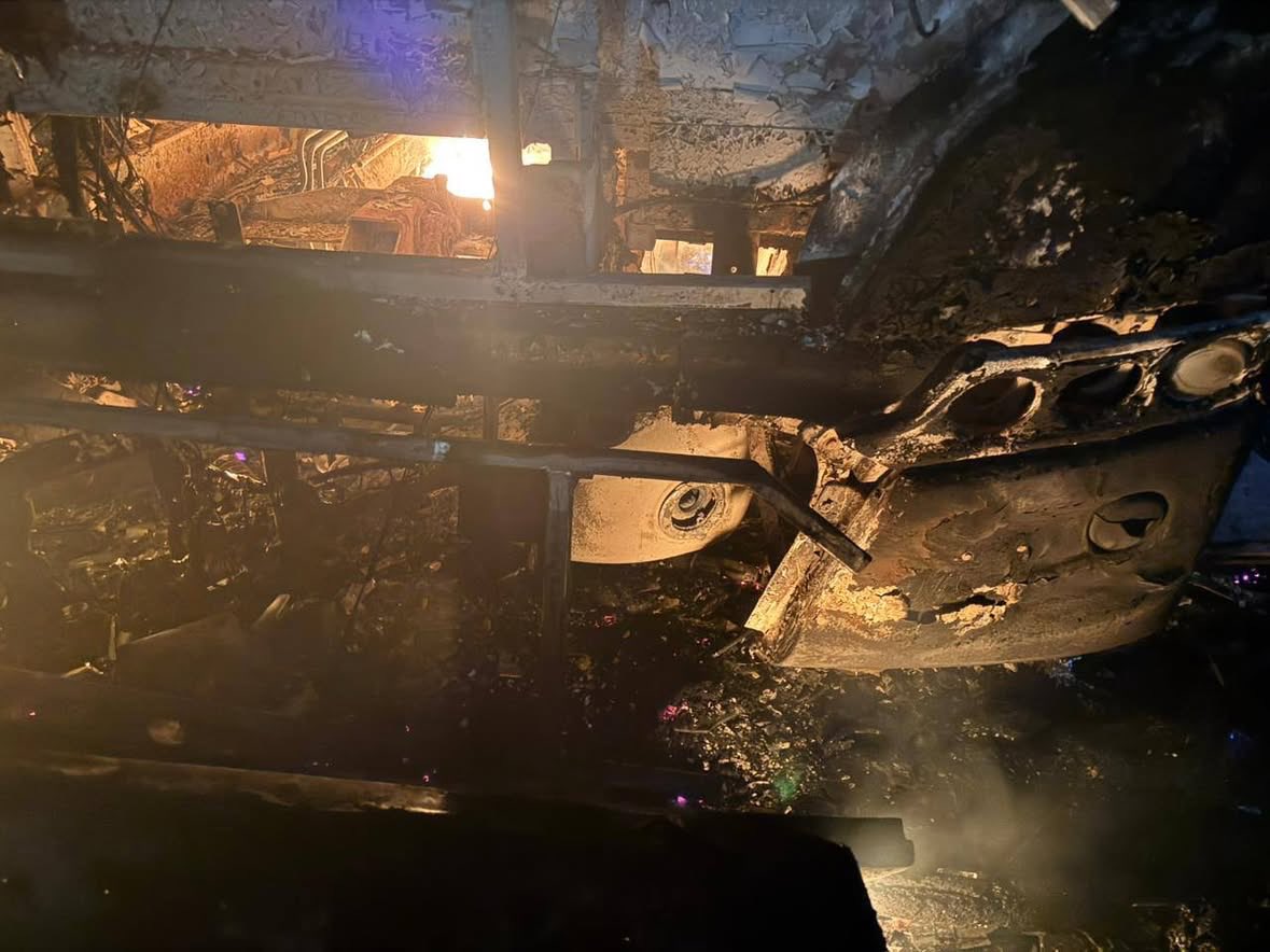 Its_sailesh__'s tweet photo. 💔 Kaveri Travels bus from Hyderabad to Bengaluru caught fire near Chinna Tekuru, Kurnool.
A night of dreams turned into flames of sorrow.
May every lost soul rest in peace. 🕯��
#KurnoolDistrict #RIP #Prayers #AndhraPradesh https://t.co/SORKrQX575