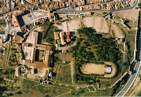 La Alcazaba de #Badajoz tiene una extensión de 8 hectáreas.Solo una pequeñísima parte de esa extensión está excavada.
Debemos ver a este impresionante monumento como un yacimiento arqueológico de primer orden aún por descubrir.
Hace falta gestión patrimonial científica e invertir