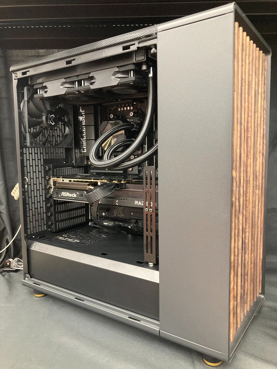 dospara_hamam's tweet image. ✨新しい展示機をご紹介✨

インテリアのような木材使用の ＃FractalDesign ケース🌲
中身はしっかりとゲーミング使用になっております。
パーツは #ASRock の黒基調です‼️

パーツの組み合わせのアドバイスも承っております。
お気軽にドスパラ浜松店へご来店ください😊

＃ドスパラ ＃自作代行