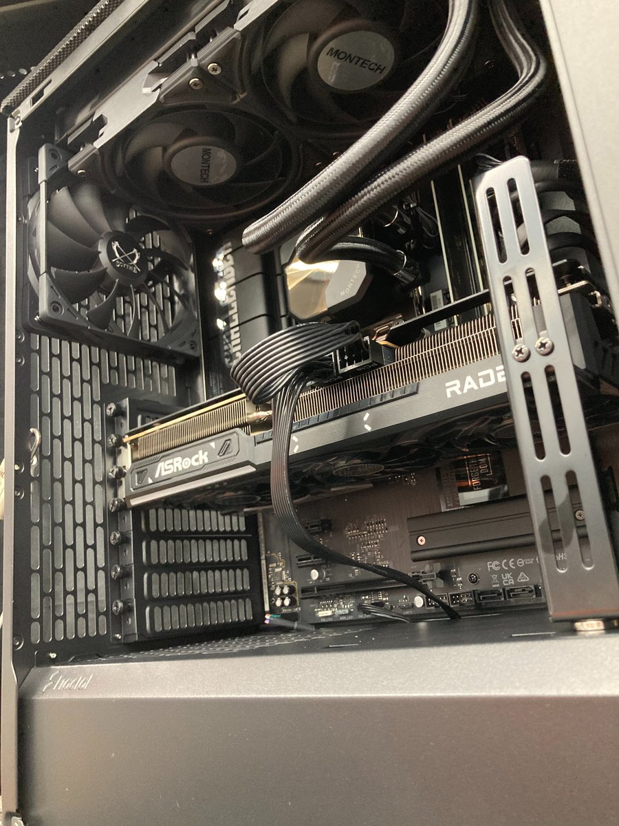 dospara_hamam's tweet image. ✨新しい展示機をご紹介✨

インテリアのような木材使用の ＃FractalDesign ケース🌲
中身はしっかりとゲーミング使用になっております。
パーツは #ASRock の黒基調です‼️

パーツの組み合わせのアドバイスも承っております。
お気軽にドスパラ浜松店へご来店ください😊

＃ドスパラ ＃自作代行