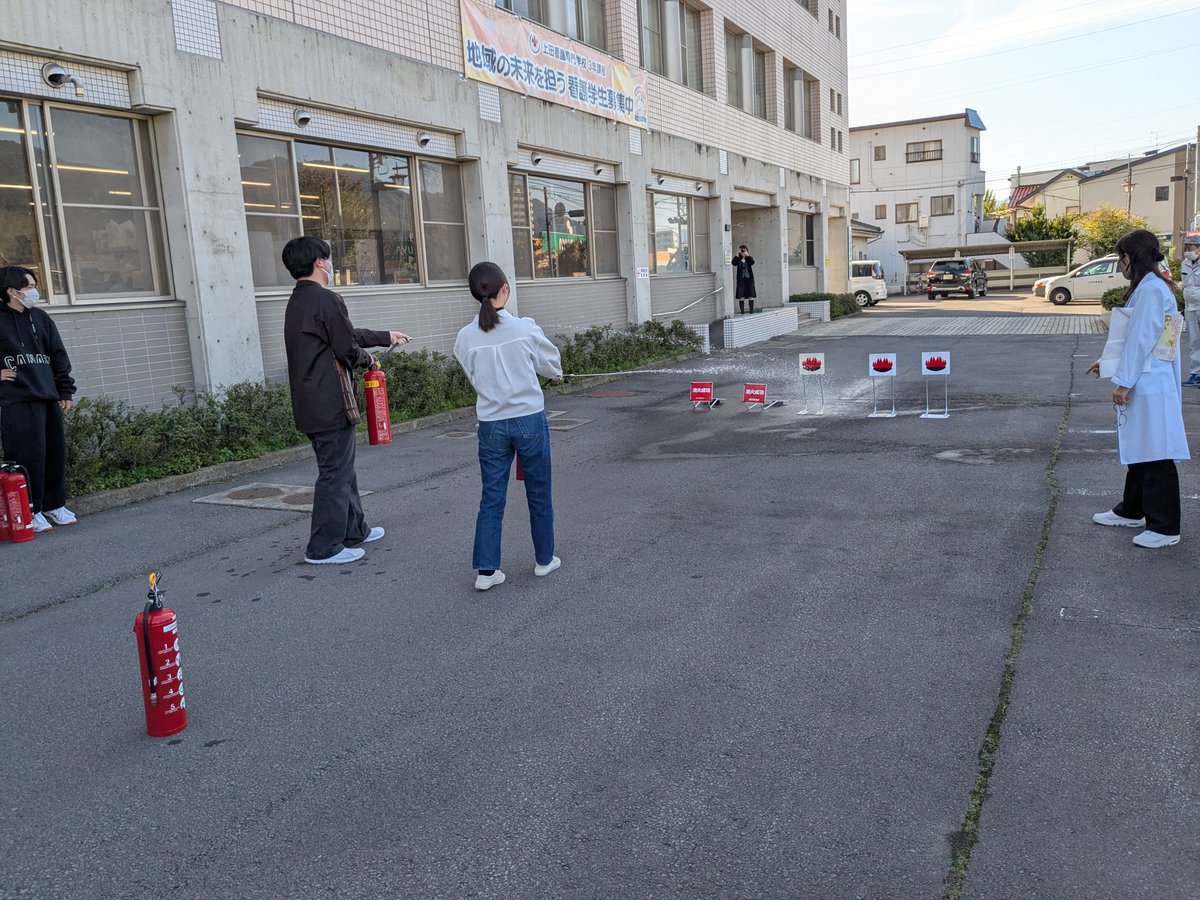 3kangoueda's tweet photo. 上田看護専門学校

防災訓練
地震発生後に火災が発生！
向かいの健康プラザへ避難しました。

消火訓練も行いました。

災害時　いざというときのために
日頃から準備しておくことが大切ですね。

#上田看護専門学校
#上田市
#防災訓練
#看護師になりたい https://t.co/UCxSwm6uNO