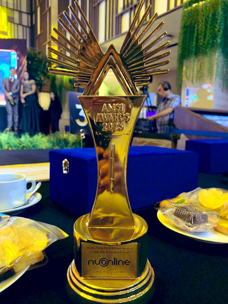 Bagaimana mungkin ormas "sarungan” bisa unggul dari yg lain di bidang media &amp; teknologi

Alhamdulillah NU Online menerima penghargaan AMSI Awards 2025 kategori Inovasi Produk &amp; Teknologi Terbaik

Kerja keras ini semua dikerjakan oleh anak-anak muda ahli IT yg 100% adalah santri💚