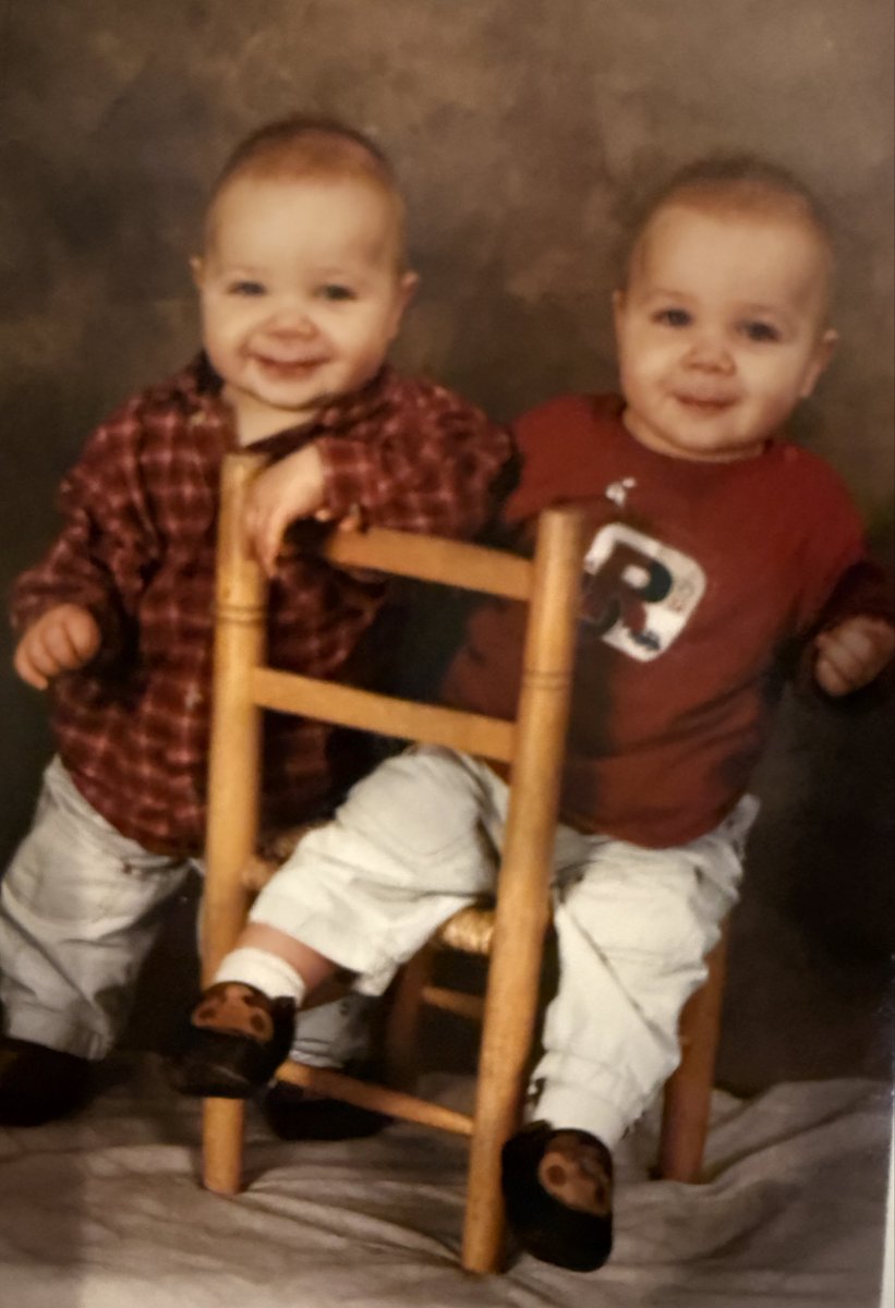 Deze kanjers zijn vandaag 22 geworden #tweeling #jarig