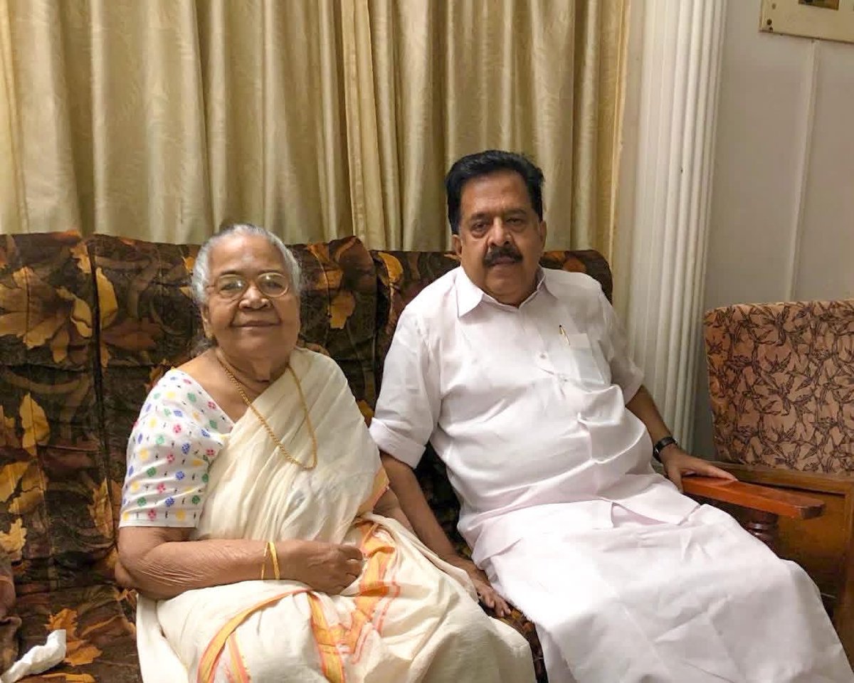 chennithala's tweet image. അമ്മയില്ലാത്ത ഭൂമിയിലേക്ക് ഞാന് ഉണരാന് തുടങ്ങിയിട്ട് മൂന്നു ദിവസങ്ങളാകുന്നു.
91 വര്ഷം നീണ്ട ഒരായുസിന്റെ സന്തോഷങ്ങളും അനുഭവങ്ങളുമാര്ജിച്ച്, സ്നേഹം വിളമ്പി, എന്റെ മാത്രമല്ല, ഒരുപാടു പേരുടെ അമ്മയായി ആണ് മടക്കമെന്നത് ആശ്വാസം തരുന്നുവെങ്കിലും ഭുമിയിലെ എന്റെ പൊക്കിള്ക്കൊടിയാണ്…