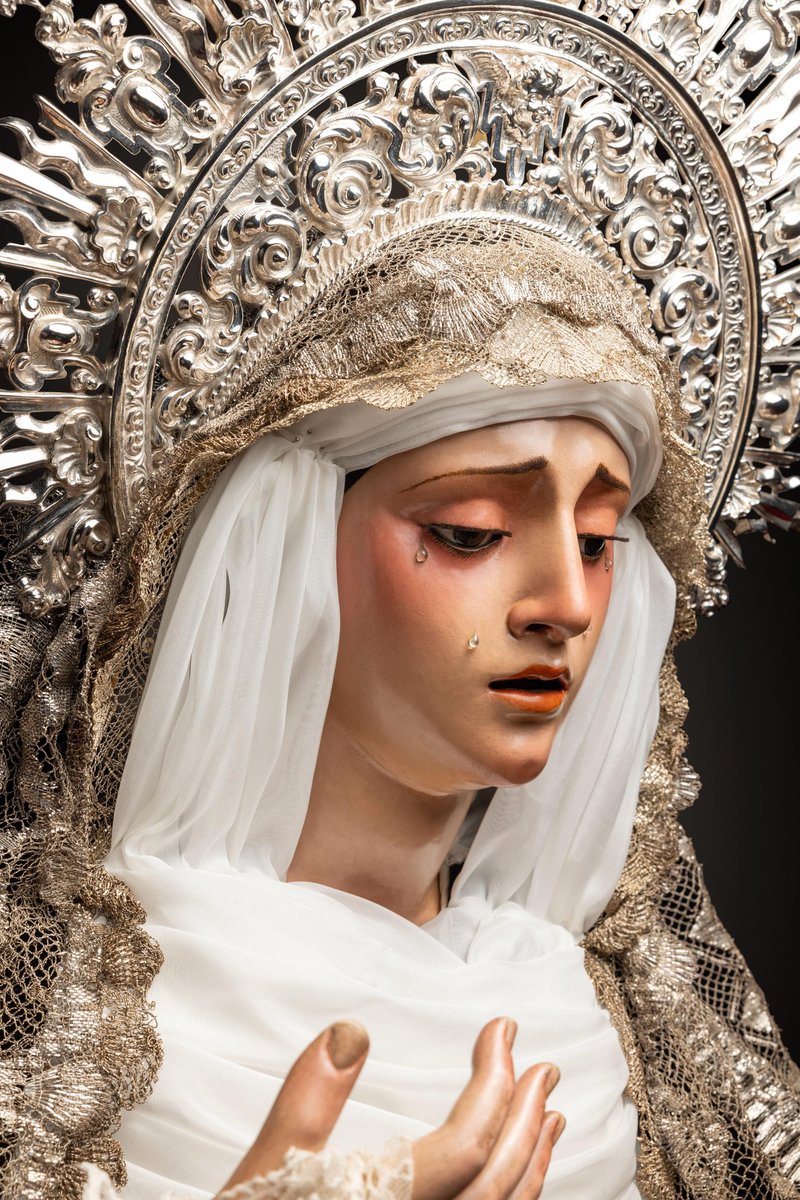 Como es costumbre cuando asoma noviembre, la Santísima Virgen de la Angustia viste de luto para el mes que honramos a nuestros Fieles Difuntos.

¡Trono de la Sabiduría, ruega por nosotros e intercede por las almas de todos los hermanos que nos han precedido!