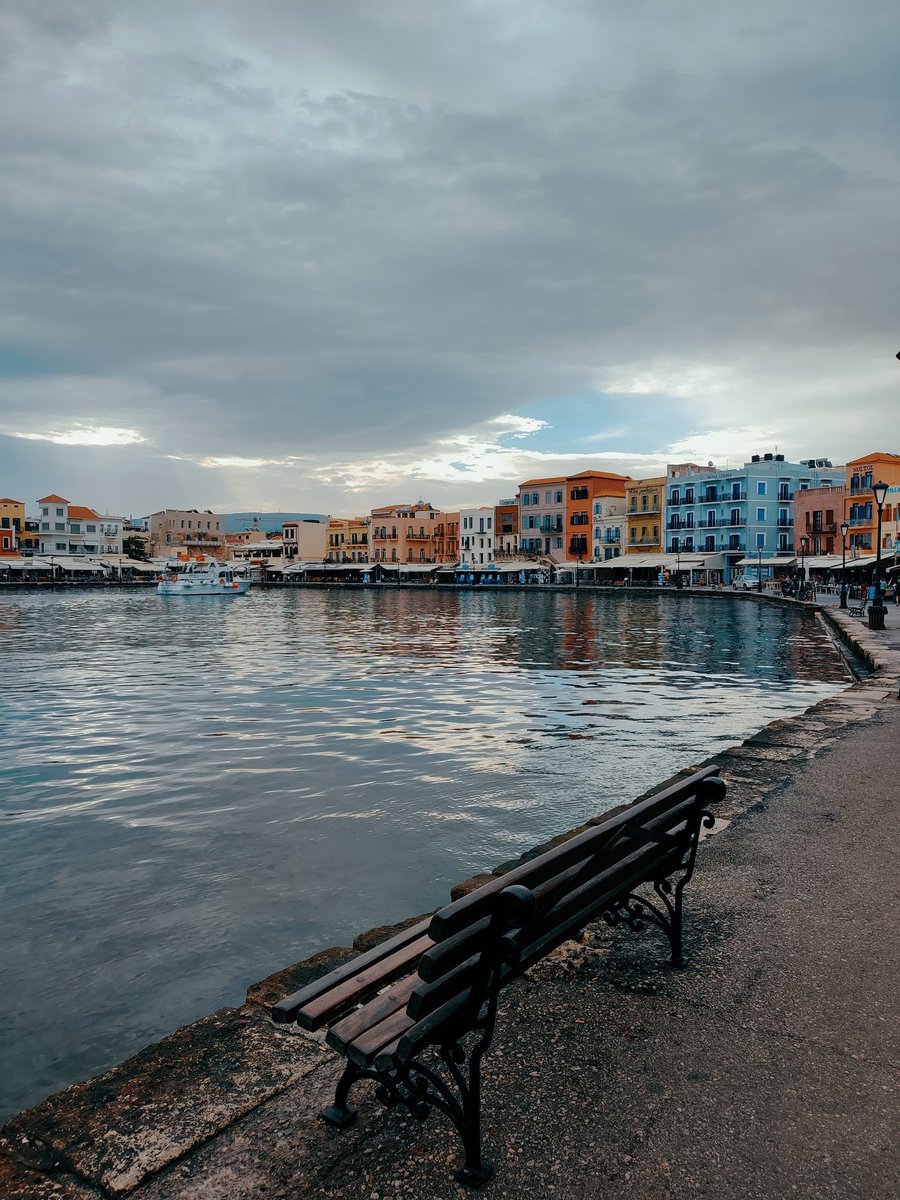 " Η θάλασσα, μόλις σε μαγέψει, σε κρατά για πάντα στο δίχτυ των θαυμάτων της...!!! "
      ~ Ζακ-Υβ Κουστώ ~
  ( Χανιά )