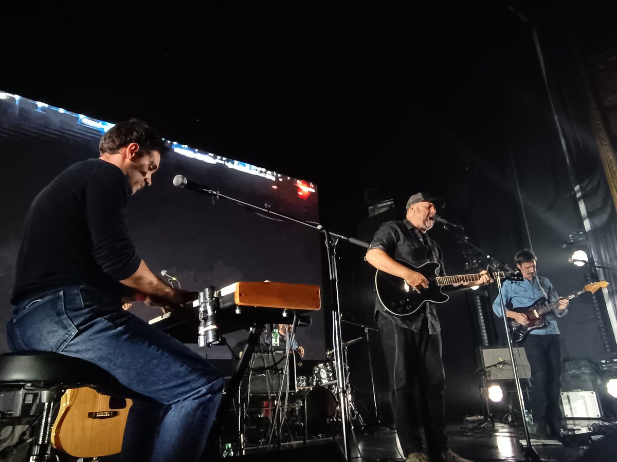laura_tfdz's tweet photo. Cómo dice Ricardo, Mcenroe es un grupo de vascos "sosos", y algo de razón tiene 😉. Pero no todo el mundo sabe transmitir tanto con tan pocas palabras.

Poesía y música ayer en el Teatro Eslava ✨ https://t.co/4Y1qC3NDei
