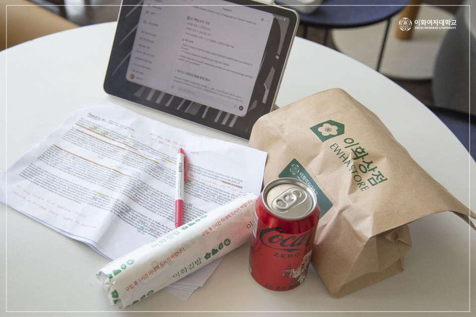 EwhaWomansUniv's tweet photo. [Heartwarming Ewha Love, On-site Sketch] Exam season! Eat well and stay strong, everyone!

#examseason #snacktime #cheerupewhafriends #ewhakimbap #infrontofeccstudentservicecenter #untilfriday #ewhawomansuniversity #EWHA #UNIV https://t.co/uMwHsUI1KM
