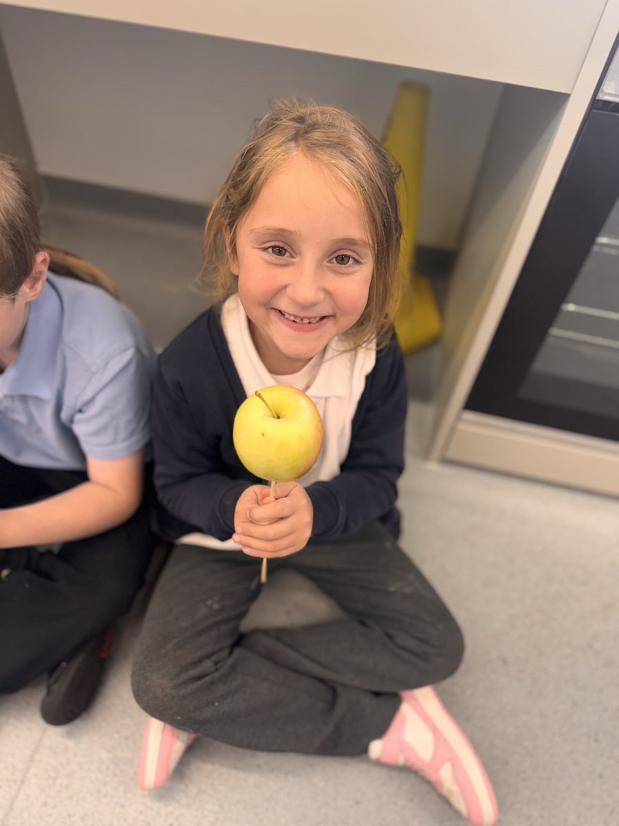 MissSmith2MS's tweet photo. Yesterday we made toffee apples for our G2BG Treat 🍎 https://t.co/8Xo64xOZeE