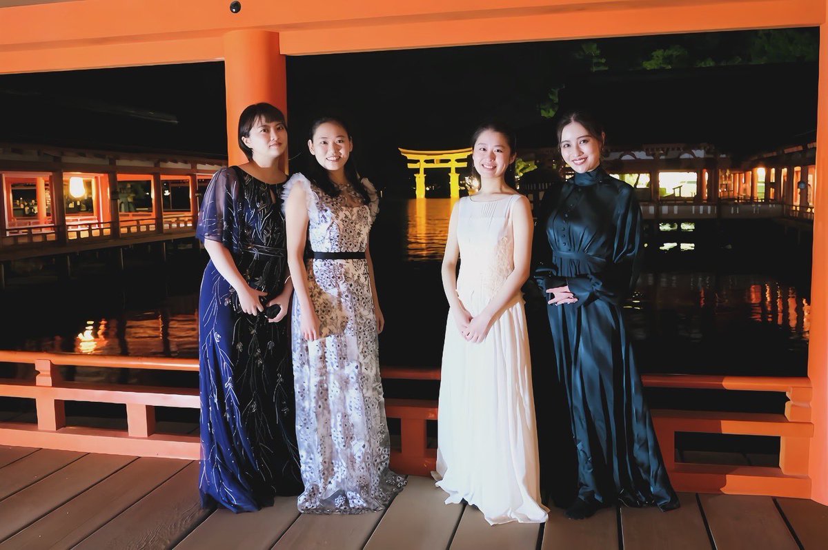 厳島神社での奉納演奏⛩
信頼する素敵なメンバーとともに…✨

幼いころから花火大会を見に毎年訪れていた宮島ですが、祖父の絵も宝物館に奉納されていることを知り、あらためて深いご縁を感じた一夜でした😊