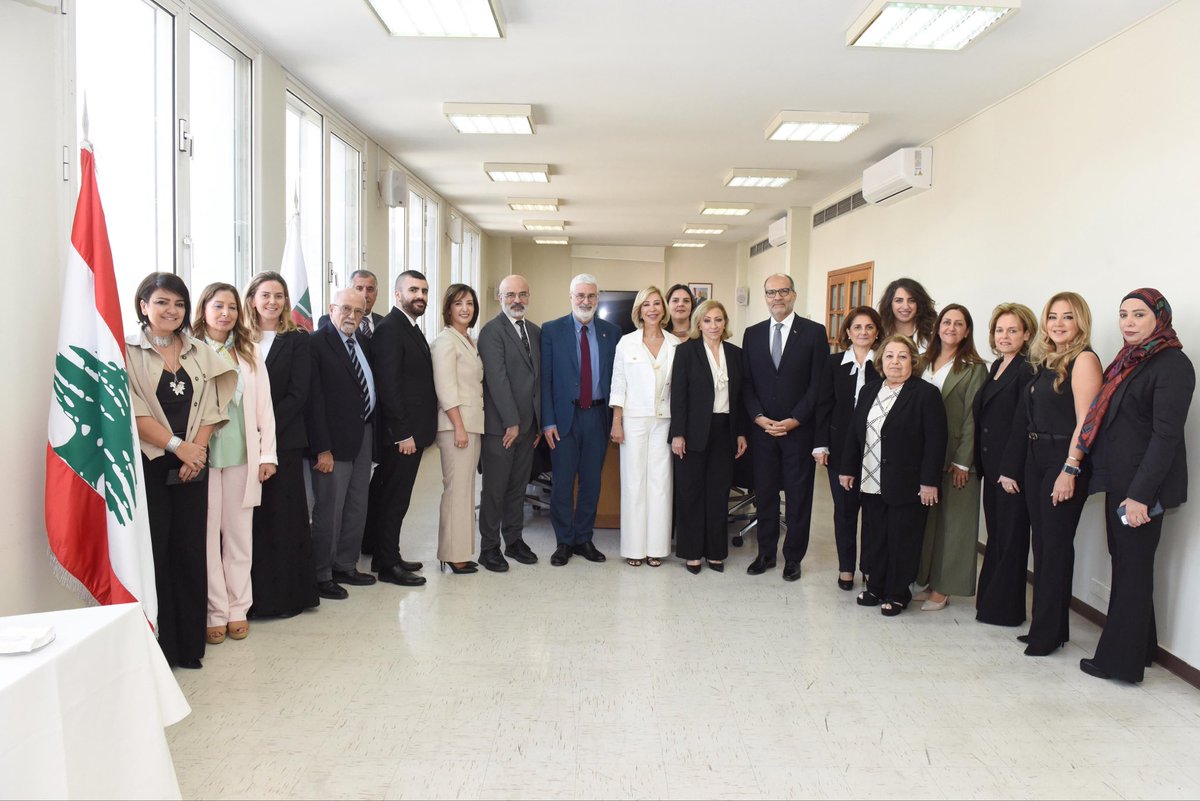 وقّعت الهيئة الوطنية لشؤون المرأة اللبنانية ممثلّة برئيستها اللبنانية الأولى نعمت عون <a href="/lbfirstlady/">First Lady Nehmat Aoun - نعمت عون</a>،مذكرة تفاهم مع الجامعة الأميركية في بيروت، ممثلة برئيسها الدكتور فضلو خوري، بحضور السفيرة سحر بعاصيري سلام نائبة رئيسة الهيئة وعضوات من الهيئة ووفد من الجامعة الأميركية<a href="/AUB_Lebanon/">American University of Beirut</a>