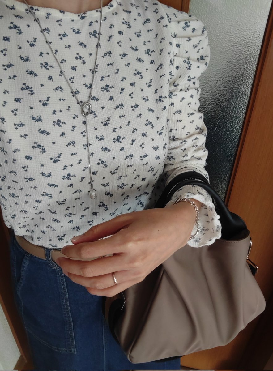 こんにちは😊
朝から衣替えして買い物行ってたらこんな時間に😂

不在中もお心遣いありがとうございました💞ROOM低迷中なので沁みます🥺のんびり頑張ろうと思います✨

今晩からマラソン始まりますね〜🥰
お買い物楽しみましょう💖

↓久々にコーデ撮りました🌿
最近、シルバーアクセにハマってます🤭